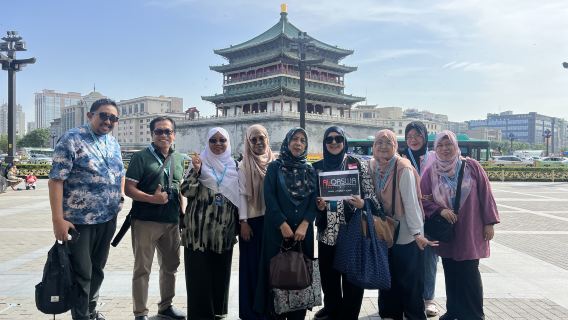 Xi'an Private Highlight Tour- City Wall, Drum&Bell Tower Square, Food Street & Tang Show