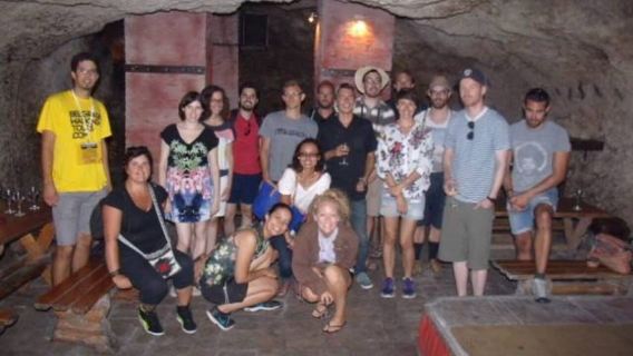 Belgrado: Recorrido subterráneo con copa de vino