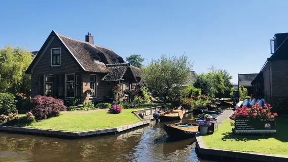 Tour di un giorno premium a Giethoorn, Diga di Afsluitdijk e Villaggio dei Mulini a Vento [con trasferimento dall'hotel incluso]