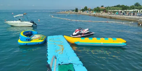 伊佐拉:可選速度的水上電單車租賃
