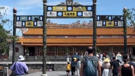 Pelabuhan Chan May: Tur Kota Hue dengan Mobil Pribadi