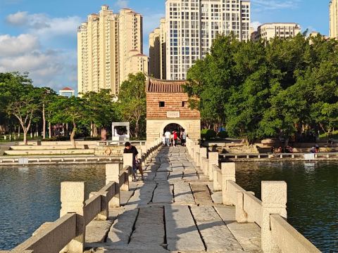 安平橋+草菴寺+五店市+晉江梧林傳統村落+洛伽寺+黃金海岸一日遊