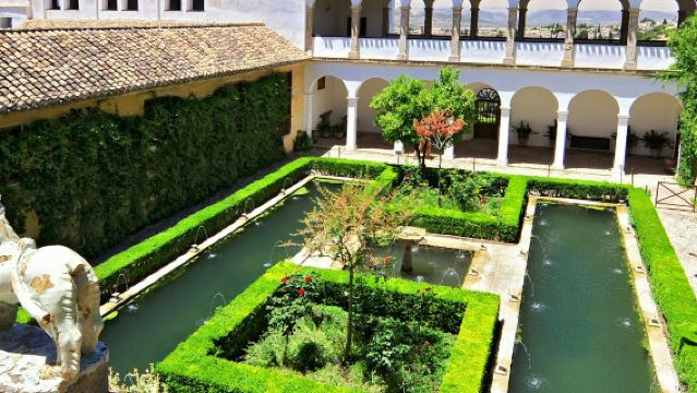 Alhambra et palais nasrides : billet d'entrée coupe-file + visite guidée privée.