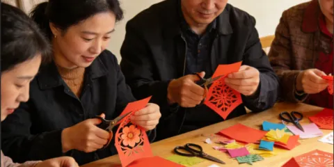 騎行西安城牆+鐘鼓樓+非遺皮影剪紙體驗+駝鈴傳奇+大雁塔一日