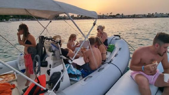 Cagliari: Dinghy tour, sunset, stops, spritz, pizza