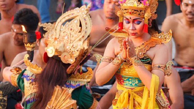 ケチャダンス at ウルワツ+ タマンアユン+ シーフードディナー付【貸切 / ケチャダンスチケット付 / ホテル送迎】