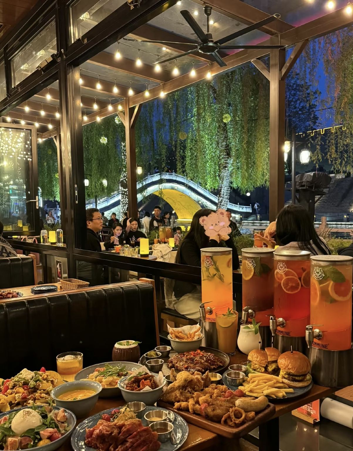 Experience bars under the thousand-year-old city walls in Xi'an - COMMUNE Bar