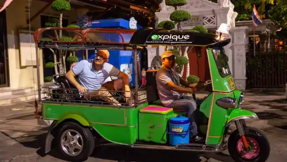 曼谷:嘟嘟車市場、寺廟和美食夜遊