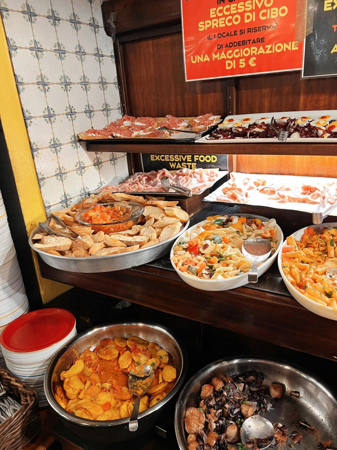 Layanan reservasi restoran populer La Hora Feliz di Milan, Italia