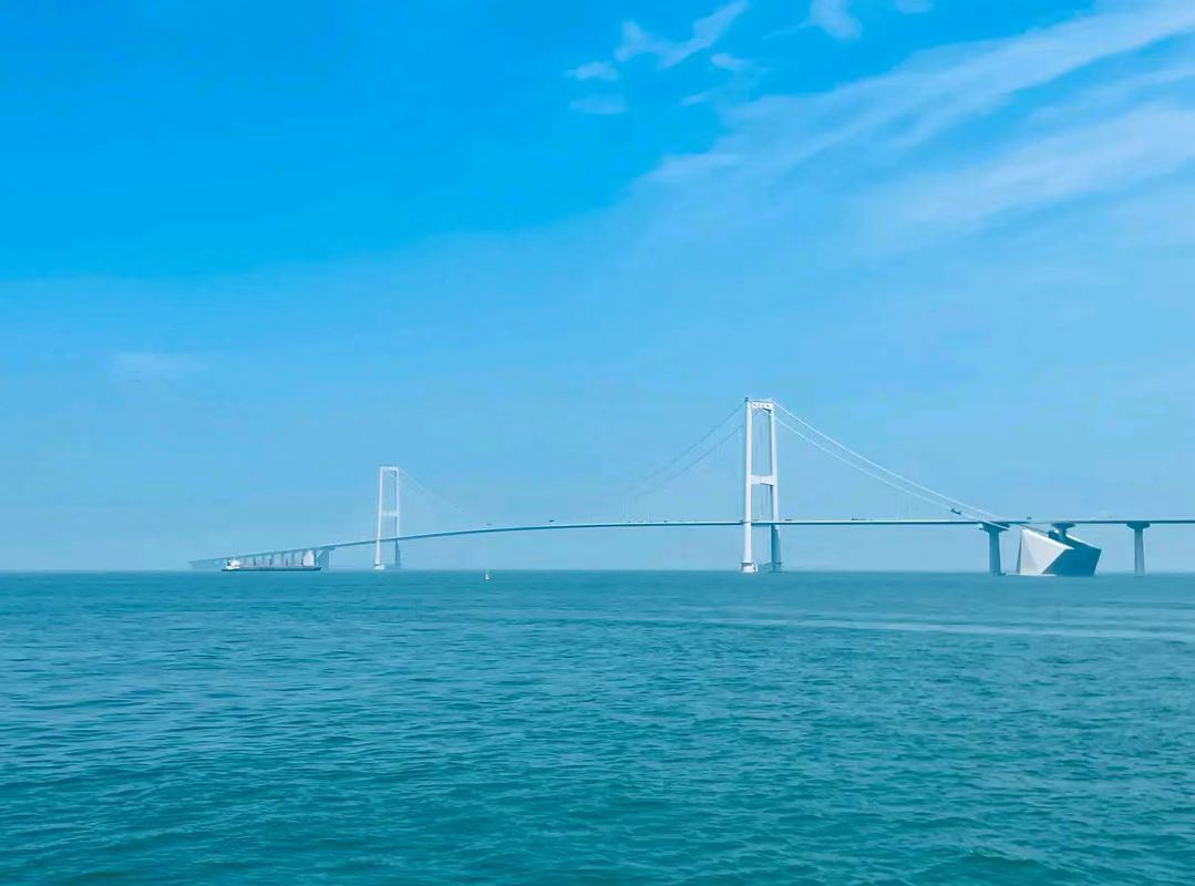 [Shenzhen] Rainbow on the Sea Cruise Ship (Explore Shenzhen Bay + Marvel at the Magnificent Hong Kong-Zhuhai-Macao Bridge + Immersive MR Experience at Sea + Unlock a New Cyber Sightseeing Adventure)