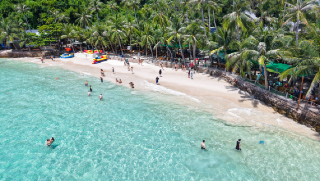 フーコック:3島スピードボートツアー(シュノーケリング&ランチ付き)