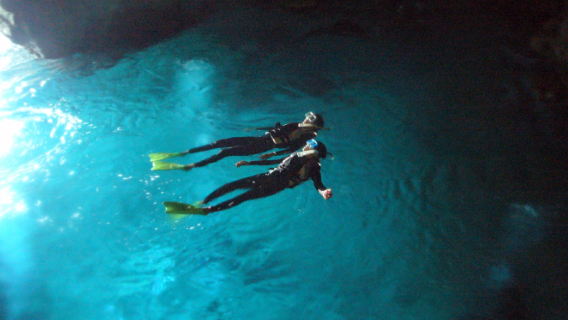 [Pertemuan mandiri · Pilihan jadwal keberangkatan] Tur setengah hari di Gua Biru Okinawa · Opsi menyelam dalam/snorkeling dari Onna