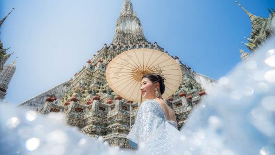 ถ่ายรูปท่องเที่ยวที่วัดอรุณราชวรารามราชวรมหาวิหาร กรุงเทพฯ 1 ชั่วโมงไม่จำกัดจำนวนครั้ง + ชุดไทยและการแต่งหน้าทำผม 3 ชั่วโมง [แถมตั๋วเข้า]