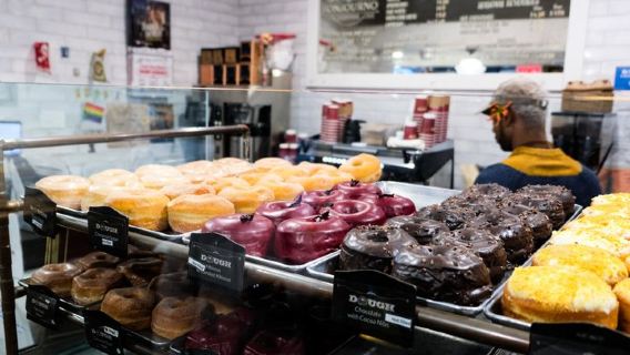 Γαστρονομική Περιήγηση στην τοποθεσία Times Square της Νέας Υόρκης: Νόστιμα ντόνατς και γλυκά κερασμάτα