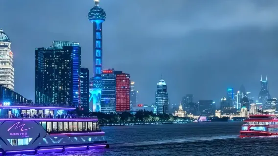 Nachtcruise over de Huangpu-rivier in Shanghai - Shiliupu-pier / Keuzemogelijkheden: Drakenboot, Kristallen Boot of Boot met de Vrolijke Kapitein