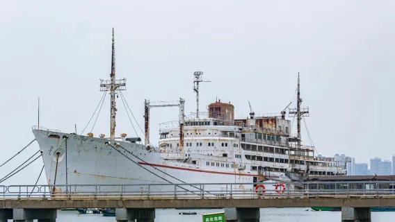 Passeio de 1 dia com carro particular na Ponte Cunjin de Zhanjiang + Rua Antiga de Chikan + Lagoa Vulcânica Huguangyan + Parque do Porto de Pesca com serviço em chinês e inglês
