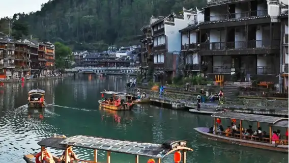 장가계를 출발하여 봉황고성을 방문하고 푸롱타운의 독특한 매력을 느껴보세요.