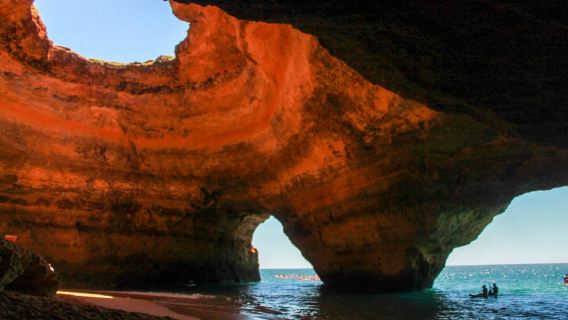 Kristallklares SUP-Abenteuer in den Benagil-Höhlen