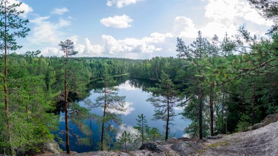 Helsinki: Hiking di Taman Nasional Nuuksio sambil makan siang di api unggun