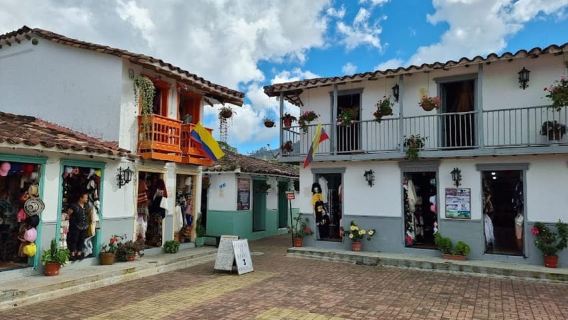 MEDELLÍN: TOUR EN INGLÉS GUATAPÉ + VIEJO PEÑOL + MALECÓN + BARCO RUMBERO