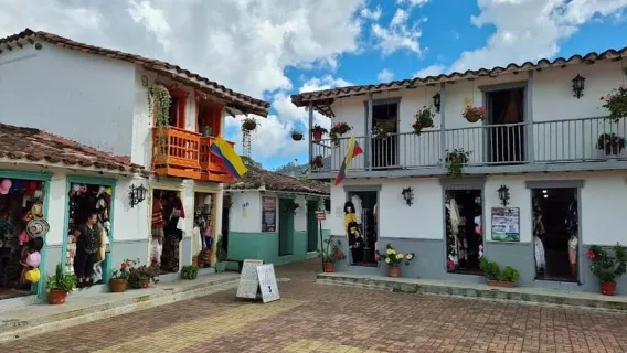 MEDELLIN: ENGLISH TOUR GUATAPE + OLD PEÑOL + MALECON + BOAT RUMBERO