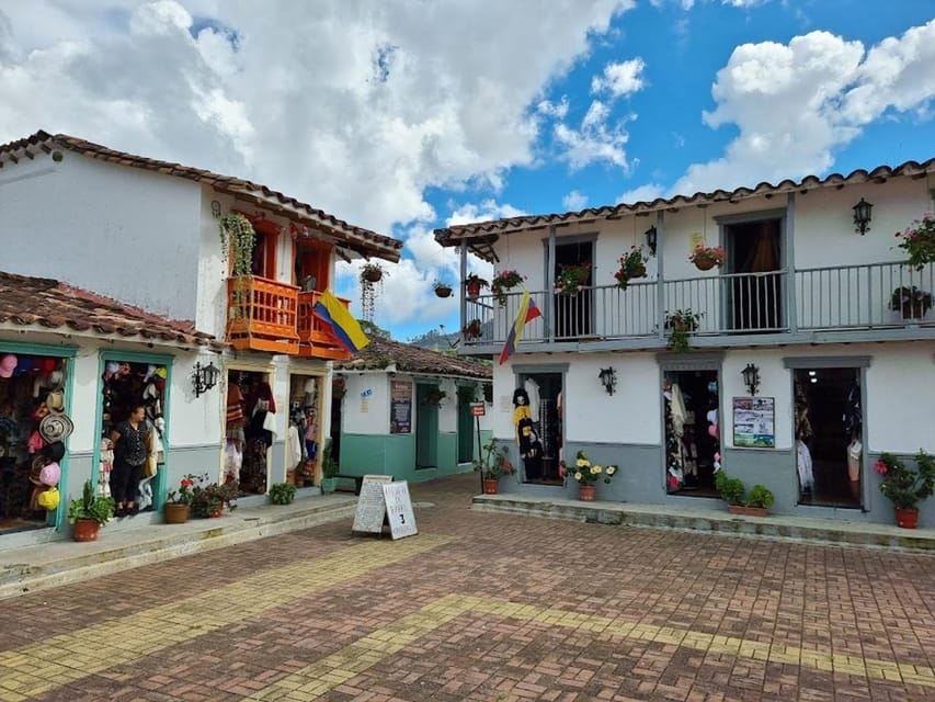 MEDELLIN: ENGLISH TOUR GUATAPE + OLD PEÑOL + MALECON + BOAT RUMBERO