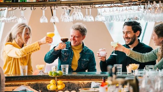 Tur Wina Setelah Gelap: Makanan, Anggur, Koktail & Suasana Lokal