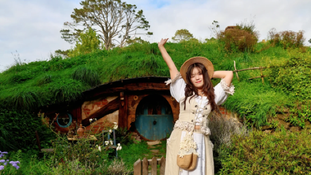 Premium private charter: Hobbiton village/blue spring/te puke/Rotorua/Huka falls/Waitomo glowworm caves one-day or multi-day tour with Chinese-speaking driver-guide