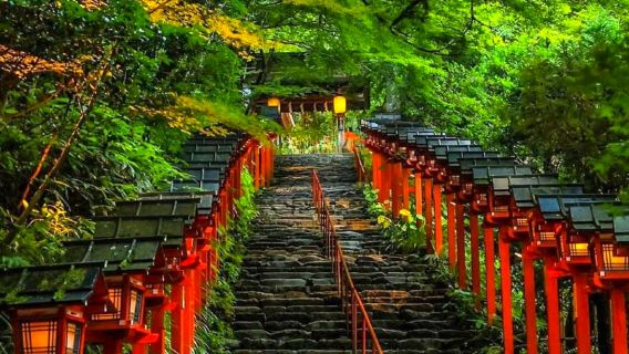 Kyoto Kibune Flussboden Kaiseki-Menü | Flussufer-Mittagessen mit Hin- und Rückfahrt in Gion + Tagesausflug zur Abkühlung im Kibune-Schrein