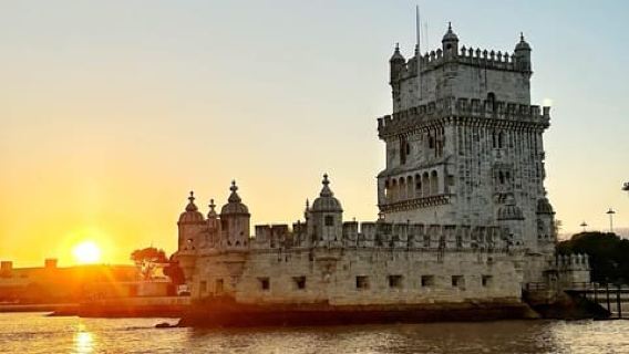 Relaxing boat cruise on the Tagus river with drinks