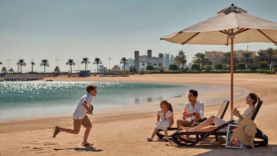 Doha: Rejs na wyspę Al Safliya z lunchem i pływaniem – majlis (bilety nie są wliczone w cenę)