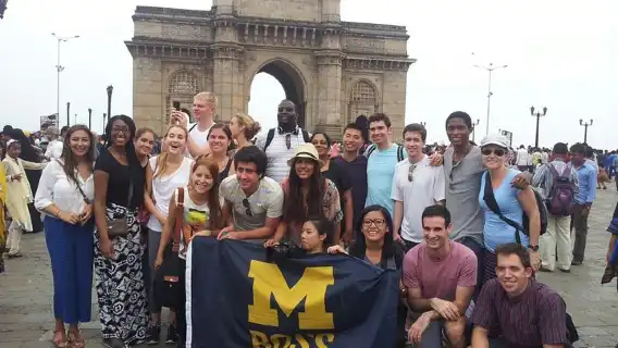 Private Bollywood and Mumbai City Tour with Meal
