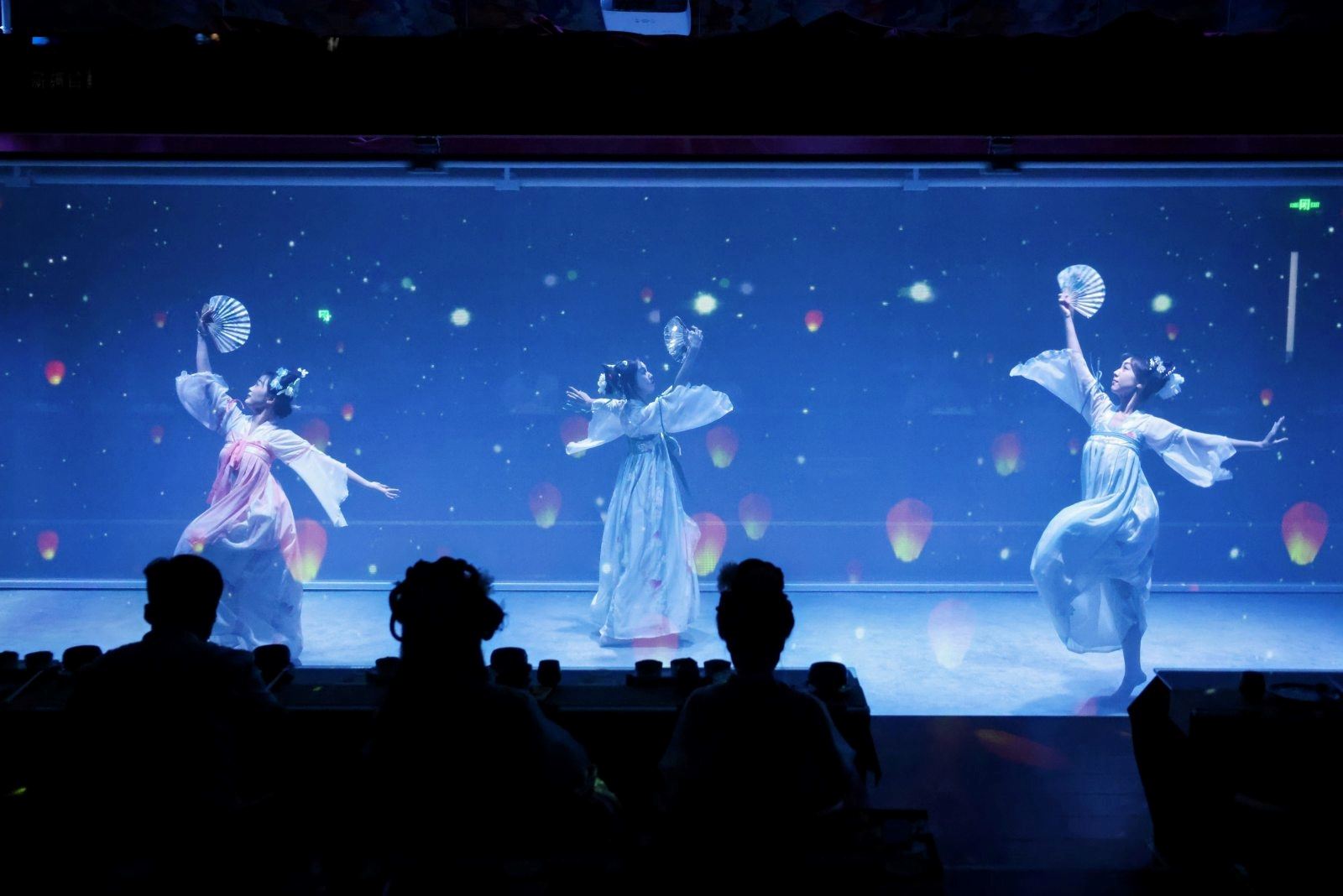 Urumqi: Banchetto immersivo "Canto di Chang'an" (proiezione olografica su schermo gigante + musica e danza antica + splendore della dinastia Tang + festa culinaria + opzione di esperienza con costumi e trucco tradizionale)