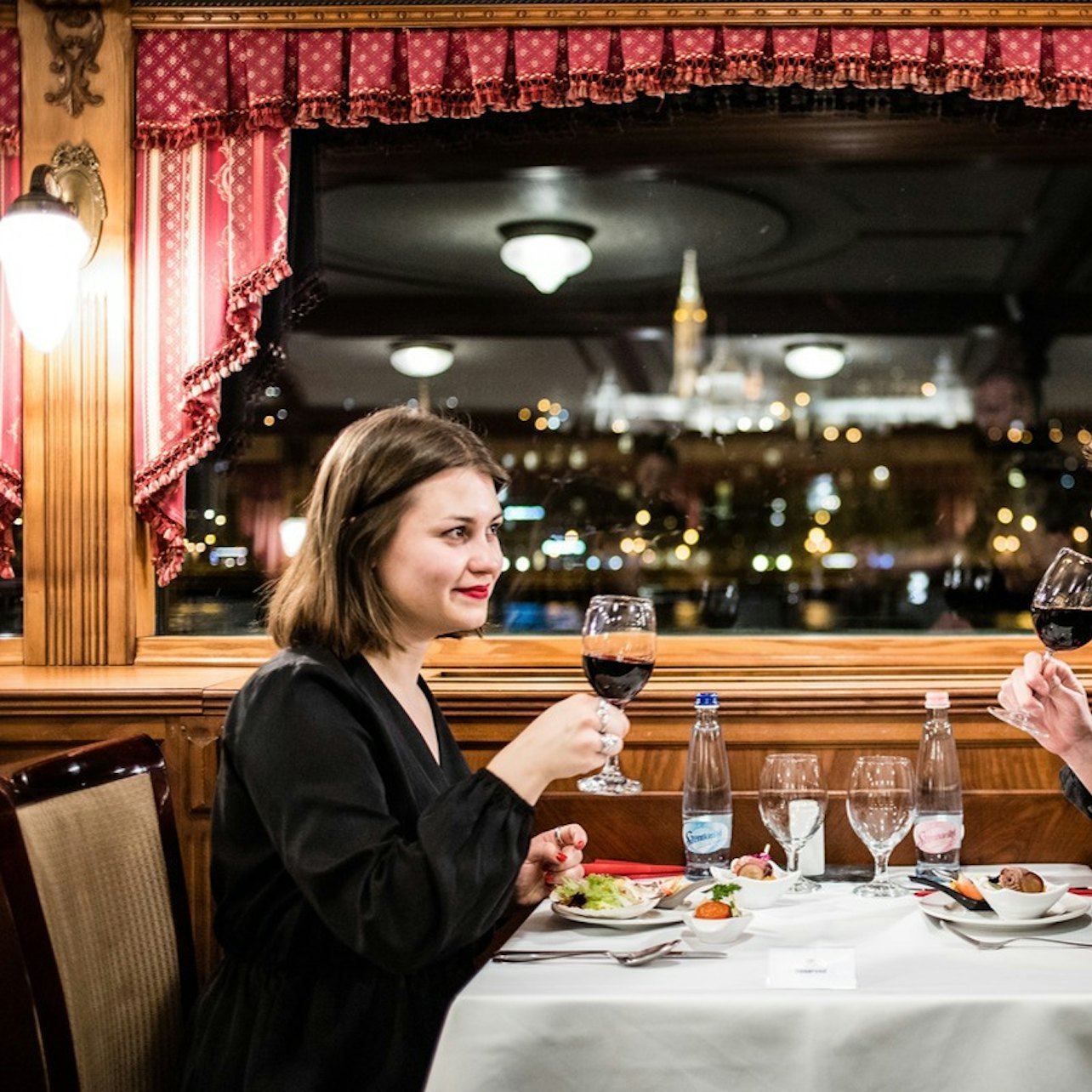Budapest: crociera con cena tradizionale ungherese e musica dal vivo