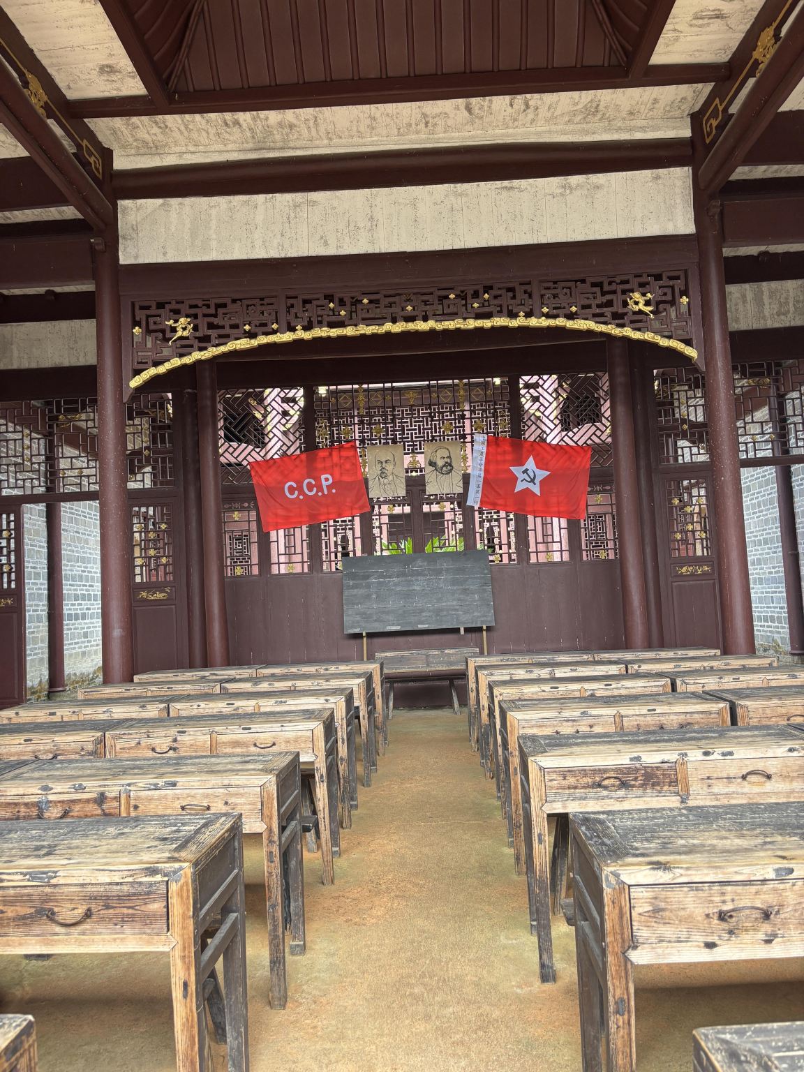 Ji'an Jinggangshan Mountain Revolutionary Martyrs' Cemetery + Revolutionary Museum Day Tour with English Service Available