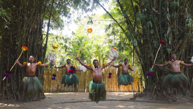 Perjalanan satu hari ke Desa Budaya Fiji dengan tur malam termasuk transportasi, makan malam LOVO, upacara KAVA, dan tarian MEKE
