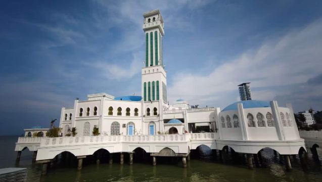 มัสยิดน้ำ + ร้านทุเรียน + สวนผีเสื้อ + โรงงานผ้าบาติก + ชมพระอาทิตย์ตกดินและโชว์ไฟที่ชายหาด