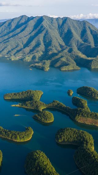 Hangzhou Private Day Tour to Qiandao Lake: Explore the "Most Beautiful Lake under Heaven"