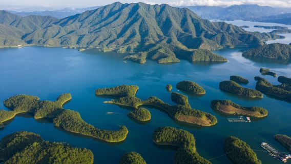 Частный дневной тур в Ханчжоу на озеро Цяньдао: исследуйте «Самое красивое озеро под небесами».