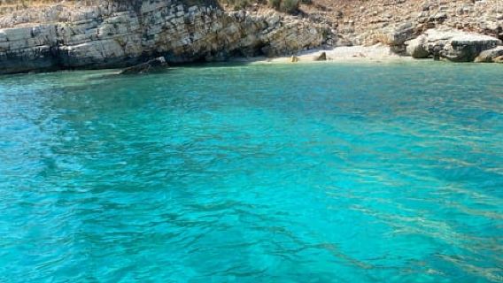 Saranda: Boat tour to 7 destinations end snorkeling
