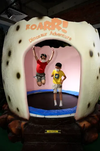 ตั๋วเข้าชมจูราสิค ไดโนเสาร์ - ผจญภัยกับสนามเด็กเล่นในร่ม  (Jurassic Dinosaur – Adventure Park Interactive Indoor Playground)