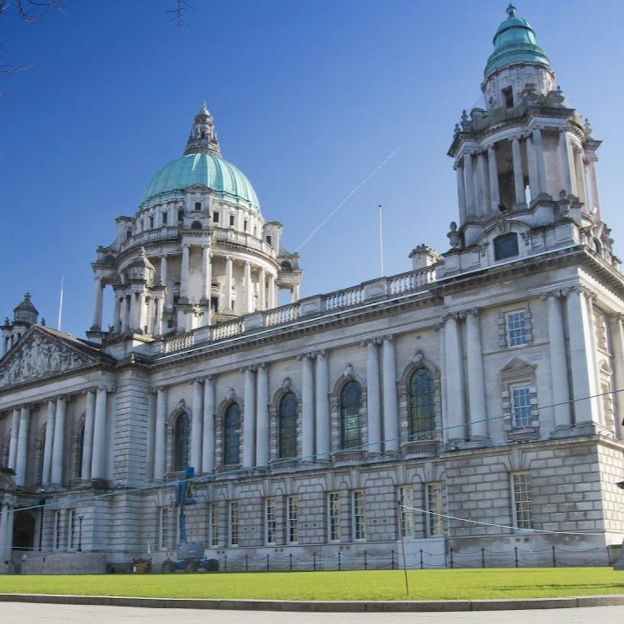 Giant's Causeway: Tour with Titanic Museum + Dark Hedges