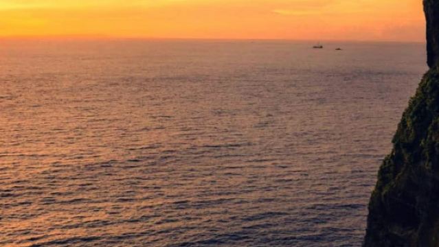 ทัวร์ชมพระอาทิตย์ตกที่หาดสุลูบัน อูลูวาตู และการแสดงเต้นรำเกจัก