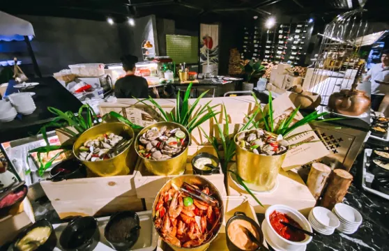 Ngon Gallery 芽莊餐廳:享受海鮮自助餐,可選龍蝦