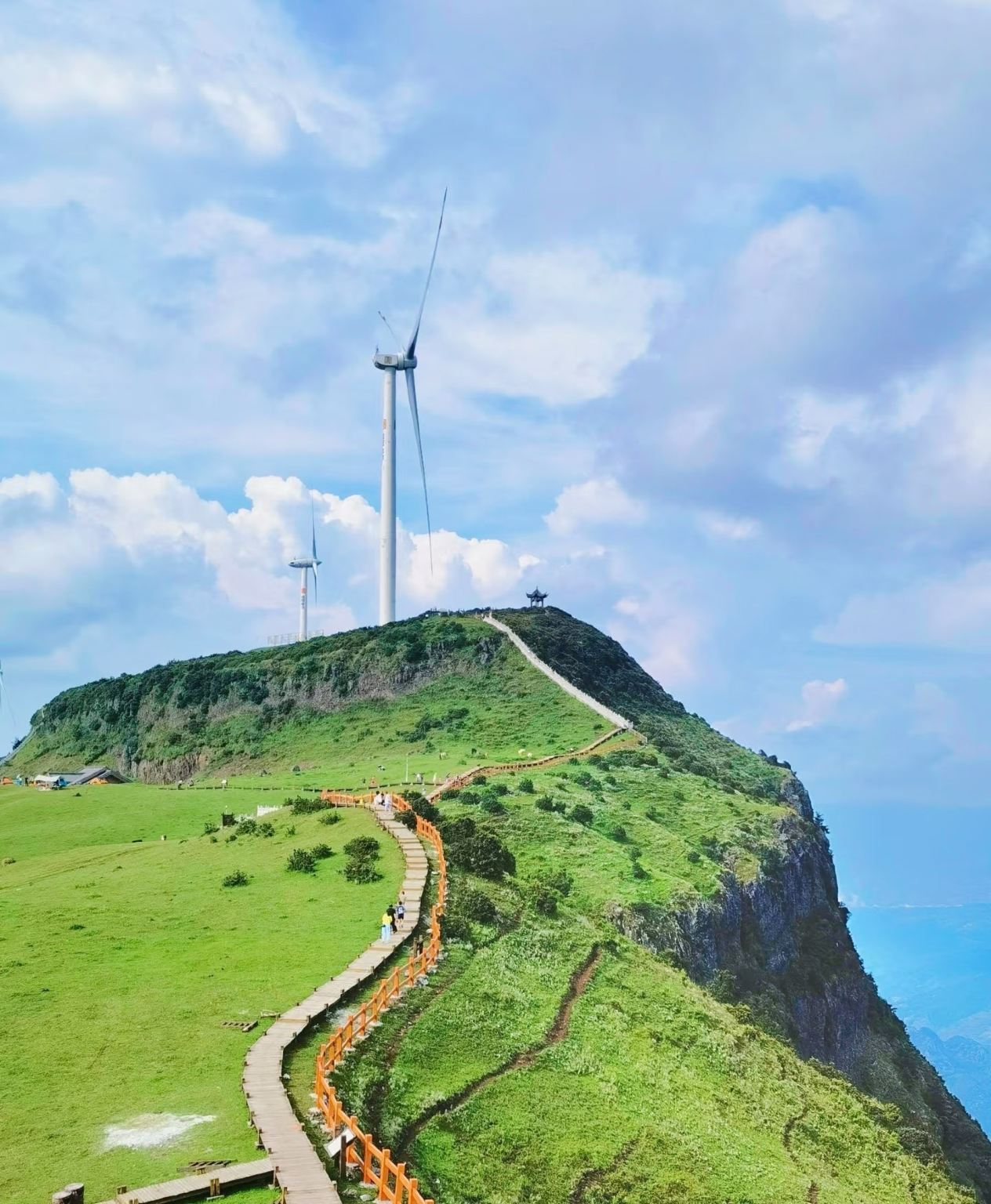 1-day tour to Wumeng Grass Plain + Yeyuhai Yi Ethnic Town [small group of 4-8 people - no shopping] in Cool City