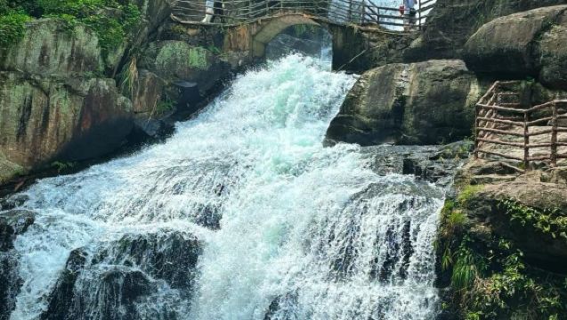 Sewaan peribadi Shantou | Lawatan sehari ke Air Terjun Huangmanzhai, Kuil Konfusianisme Shantou, Kuil Dewa Kota dan Jalan Kaki Lima