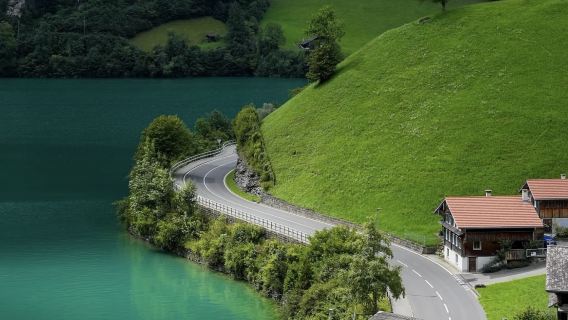 瑞士·因特拉肯一日遊｜阿爾卑斯山腳下的湖光山色 少女峰全景之旅