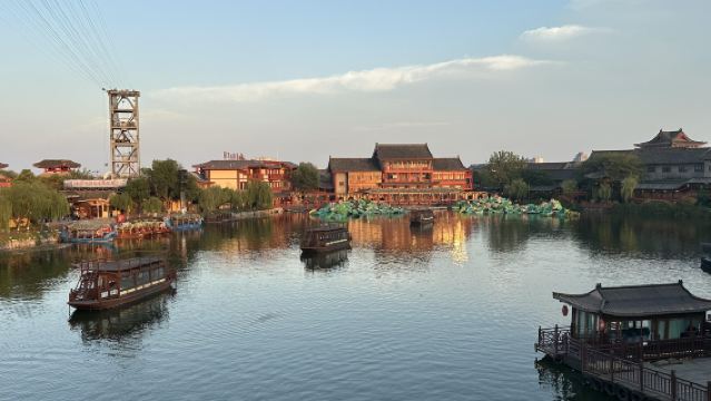 Tagesausflug nach Kaifeng in Henan mit Besuch des Qingming Shanghe Gartens, des Daxiangguo-Tempels und einer Bootsfahrt auf dem Bian-Fluss mit chinesischem und englischem Service