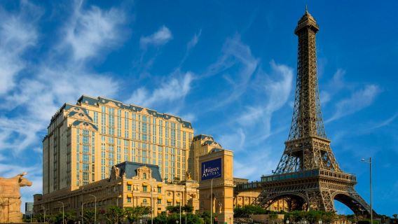 Excursion d'une journée à Macao avec location voiture avec chauffeur : MGM Cotai, City of Dreams et Tour Eiffel — Chauffeur-guide en Alphard
