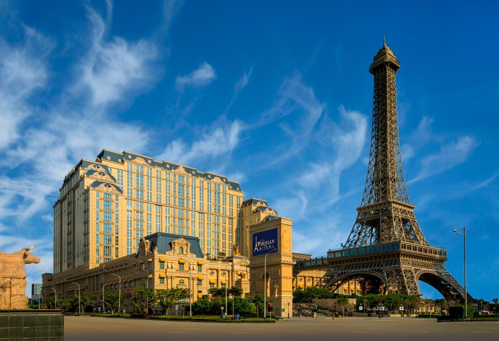 Tour privado de un día en Macao: MGM Cotai, City of Dreams y Torre Eiffel con conductor y guía turístico en Alphard